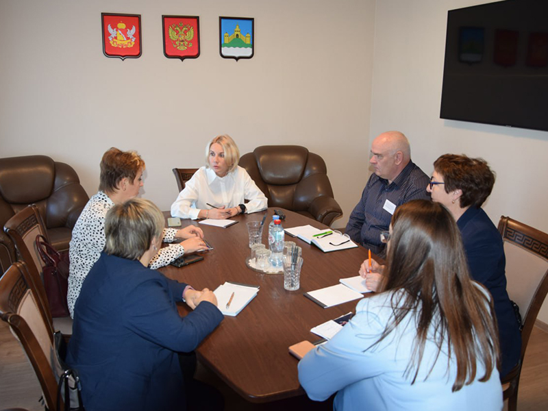 Исполняющий обязанности главы района Елена Дерганова встретилась с представителями новоусманского отделения Фонда «Защитники отечества».