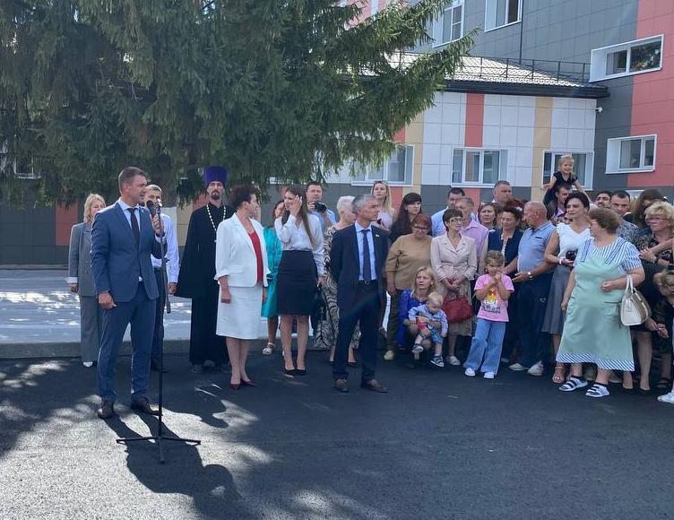 В день знаний глава района Дмитрий Маслов посетил торжественную линейку в Новоусманском лицее.