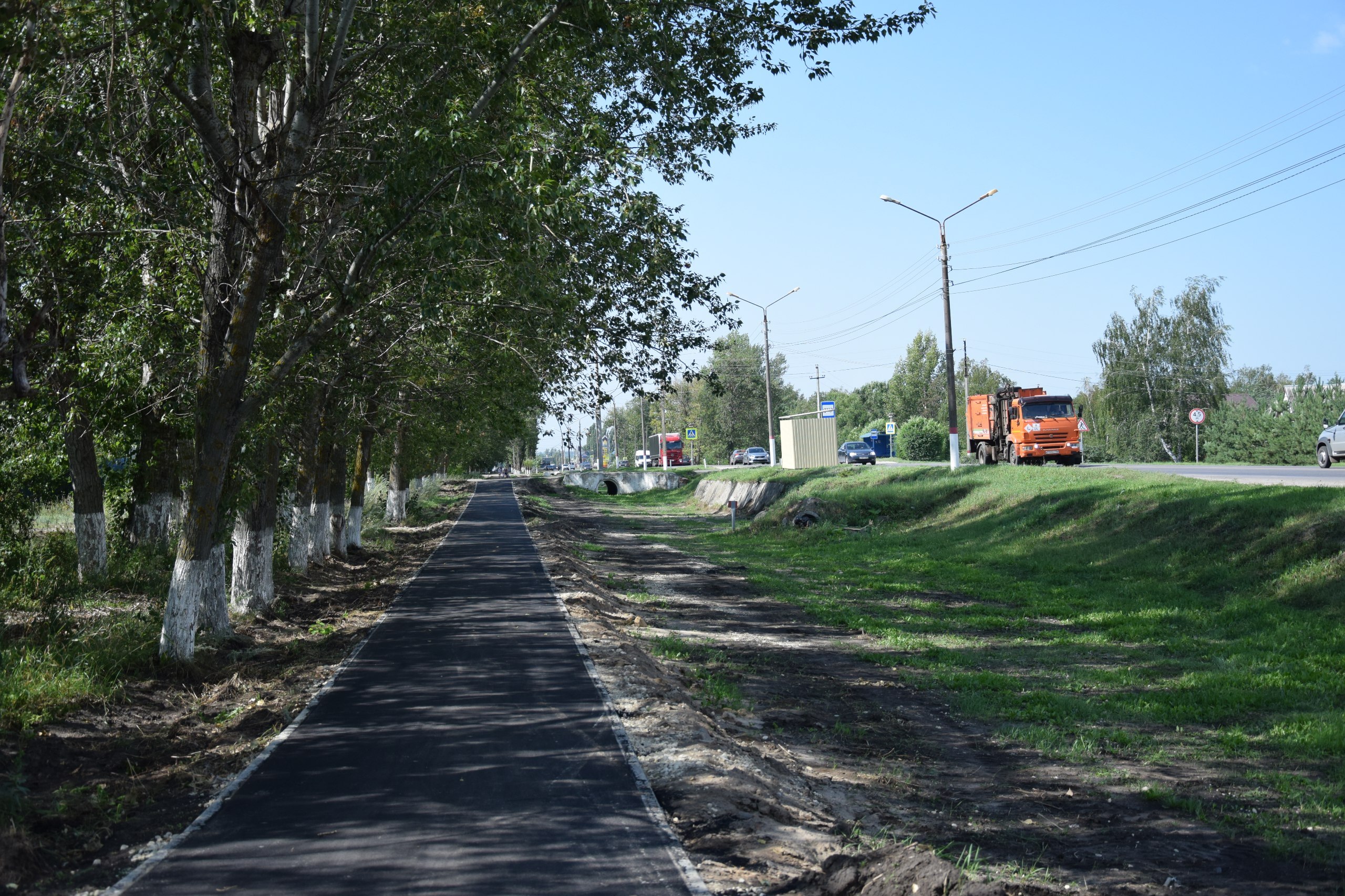 В селе Новая Усмань идет работа по устройству тротуара по улице Центральная..