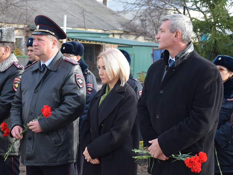 В Новой Усмани открыли мемориал памяти сотрудникам органов внутренних дел, погибшим при исполнении служебного долга.