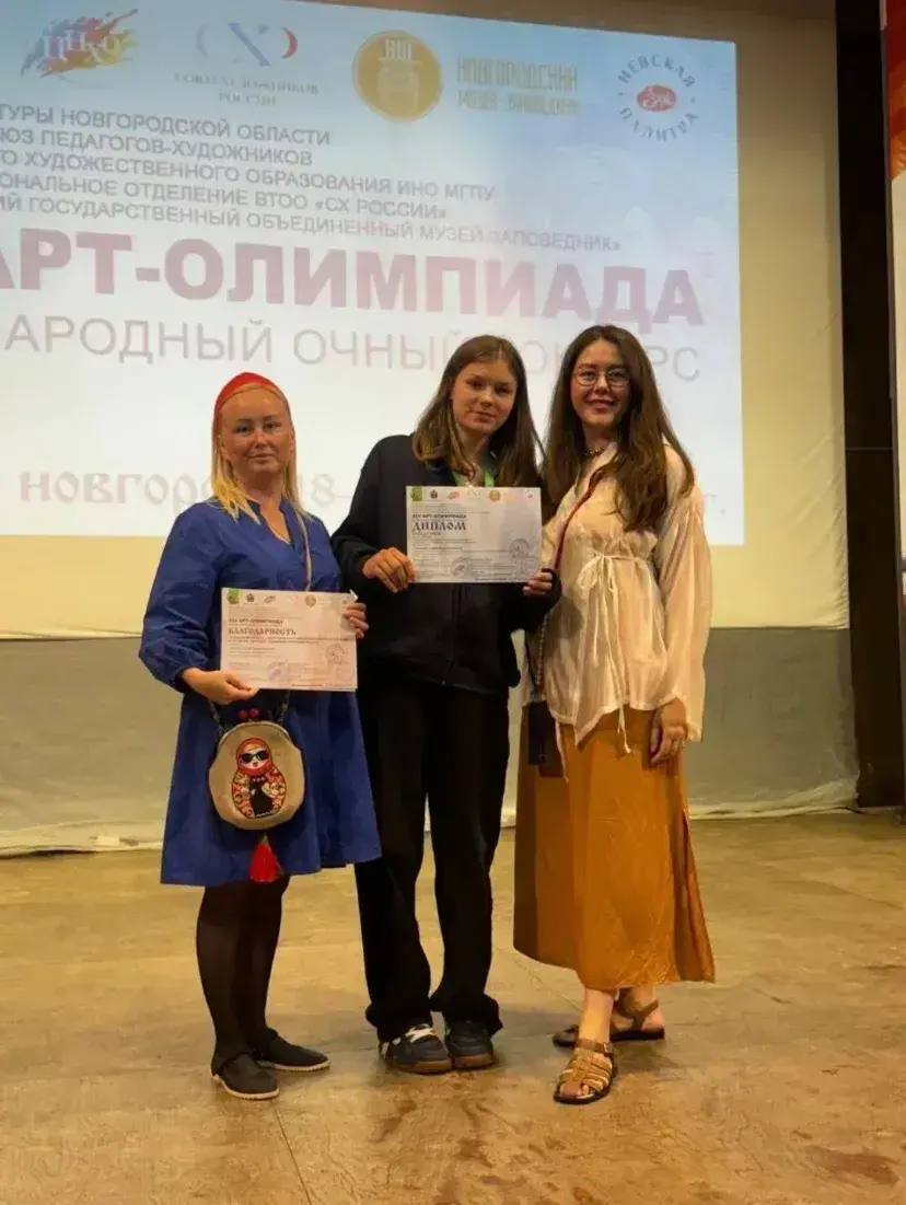 София Солопова, ученица ИЗО‑студии «Акварель» Дворца культуры, представила Новоусманский район на XIV Международной Арт‑Олимпиаде в Великом Новгороде..