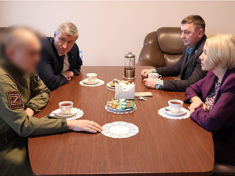 Исполняющий обязанности главы Новоусманского муниципального района Елены Дергановой встретилась с участником специальной военной операции, находящимся в отпуске.