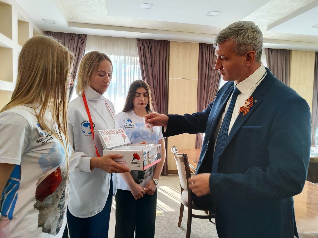 Сотрудники администрации Новоусманского муниципального района приняли участие во всероссийской акции «Красная гвоздика».