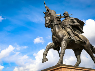 Памятник воеводе-основателю Борису Собакину.