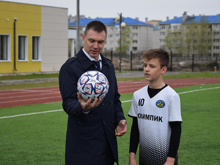 Дмитрий Маслов подарил  команде "Олимпик- Эврика" мяч с автографом игроков "Факел".
